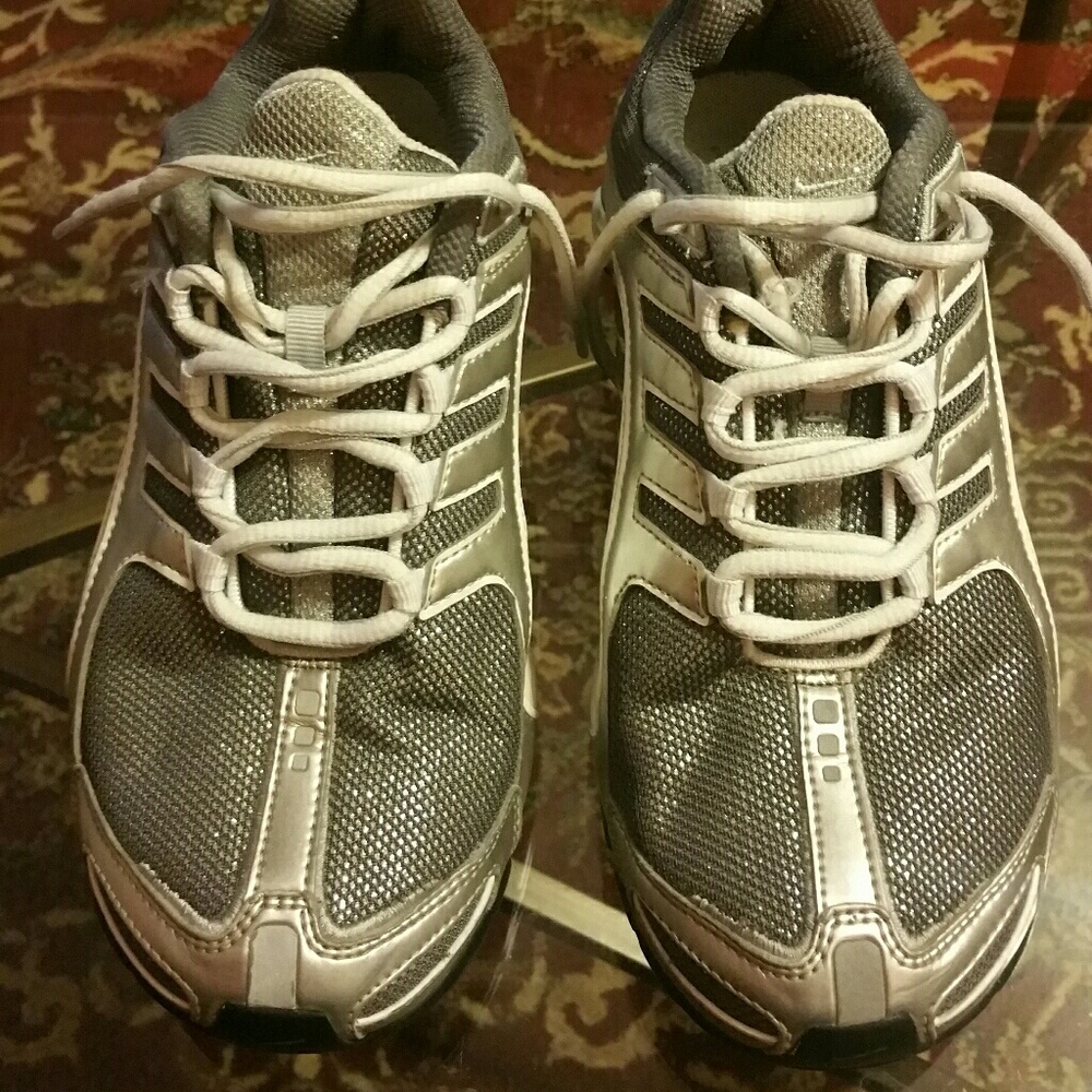 NIKE SHOX